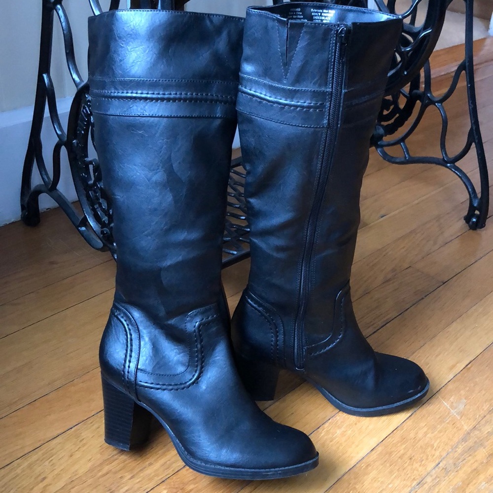 Knee high black zip up boot